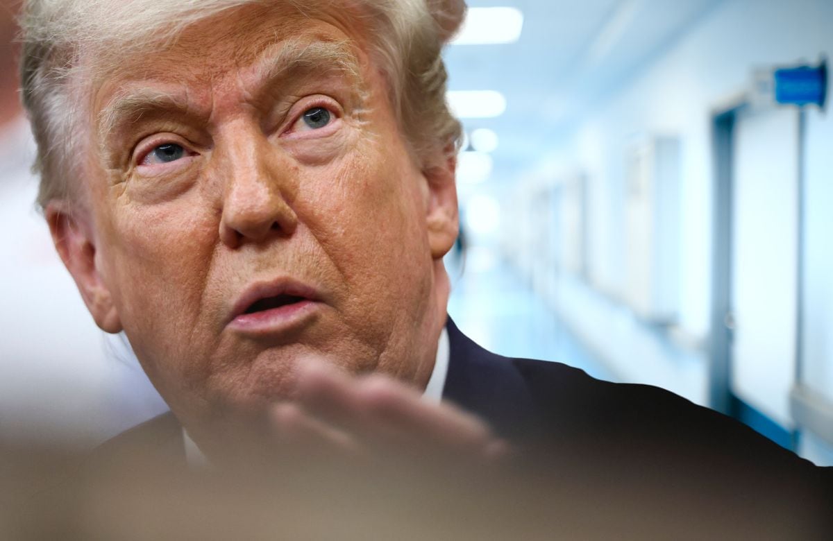 Trump aseguró que sus exámenes médicos en Walter Reed salieron “perfectamente”, pero no ofreció detalles clínicos ni publicó un reporte completo, en medio de nuevas preguntas por señales físicas recientes y su edad. | Foto: Reuters/Especial.