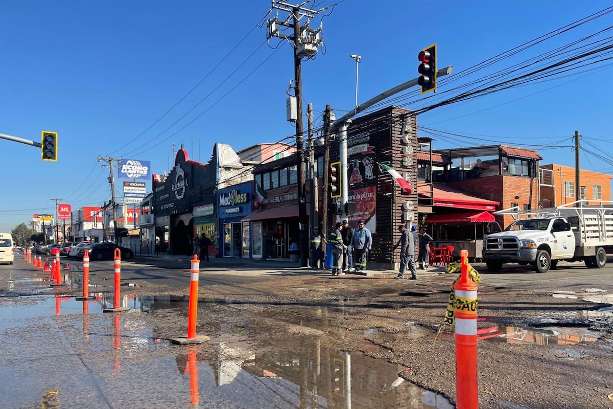 Bulevar Benito Juárez en Rosarito, se inunda por fuga de aguas negras y potable