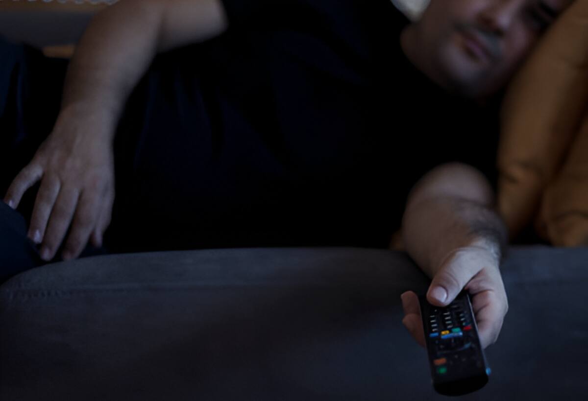 Dormir con la televisión encendida | Foto: Especial (iStock)