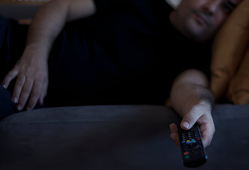 Dormir con la televisión encendida | Foto: Especial (iStock)