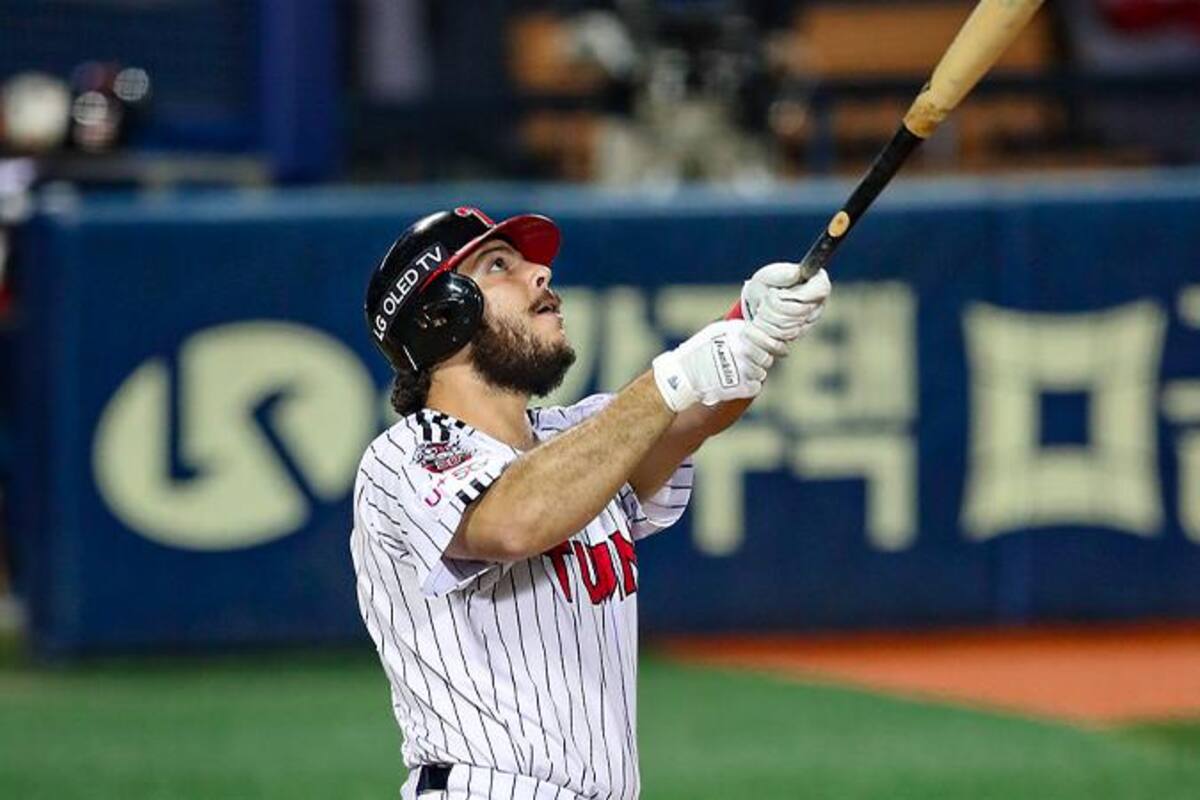 Roberto Ramos sube al liderato de cuadrangulares en Corea