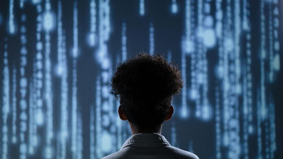 Uno de cada cuatro empleos puede ser reemplazado por IA: El avance de la inteligencia artificial ha causado más de 48 mil despidos en 2025, según un informe; Amazon, Meta e Intel encabezan la ola de recortes