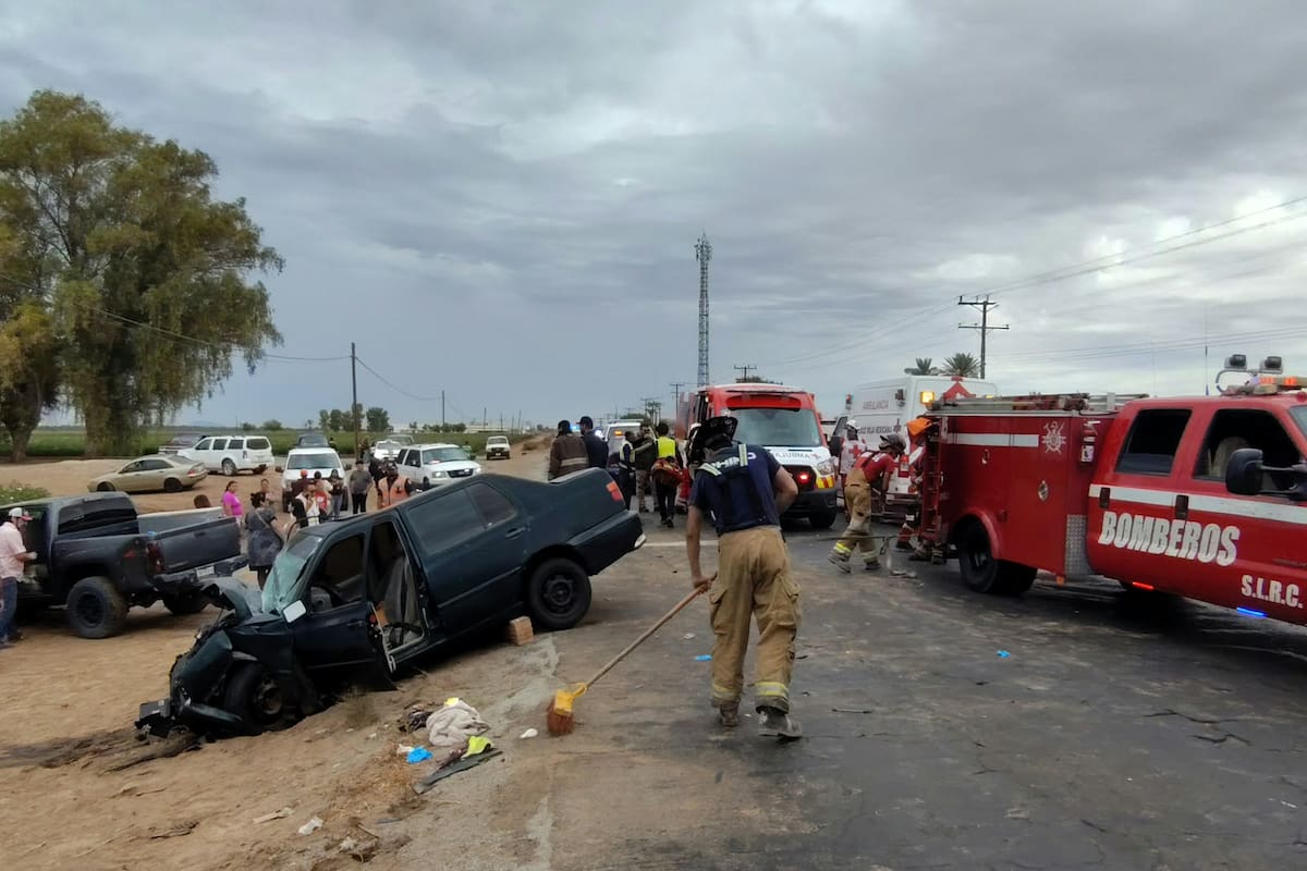 Choque frontal entre dos autos deja a tres personas lesionadas en la carretera a Riito