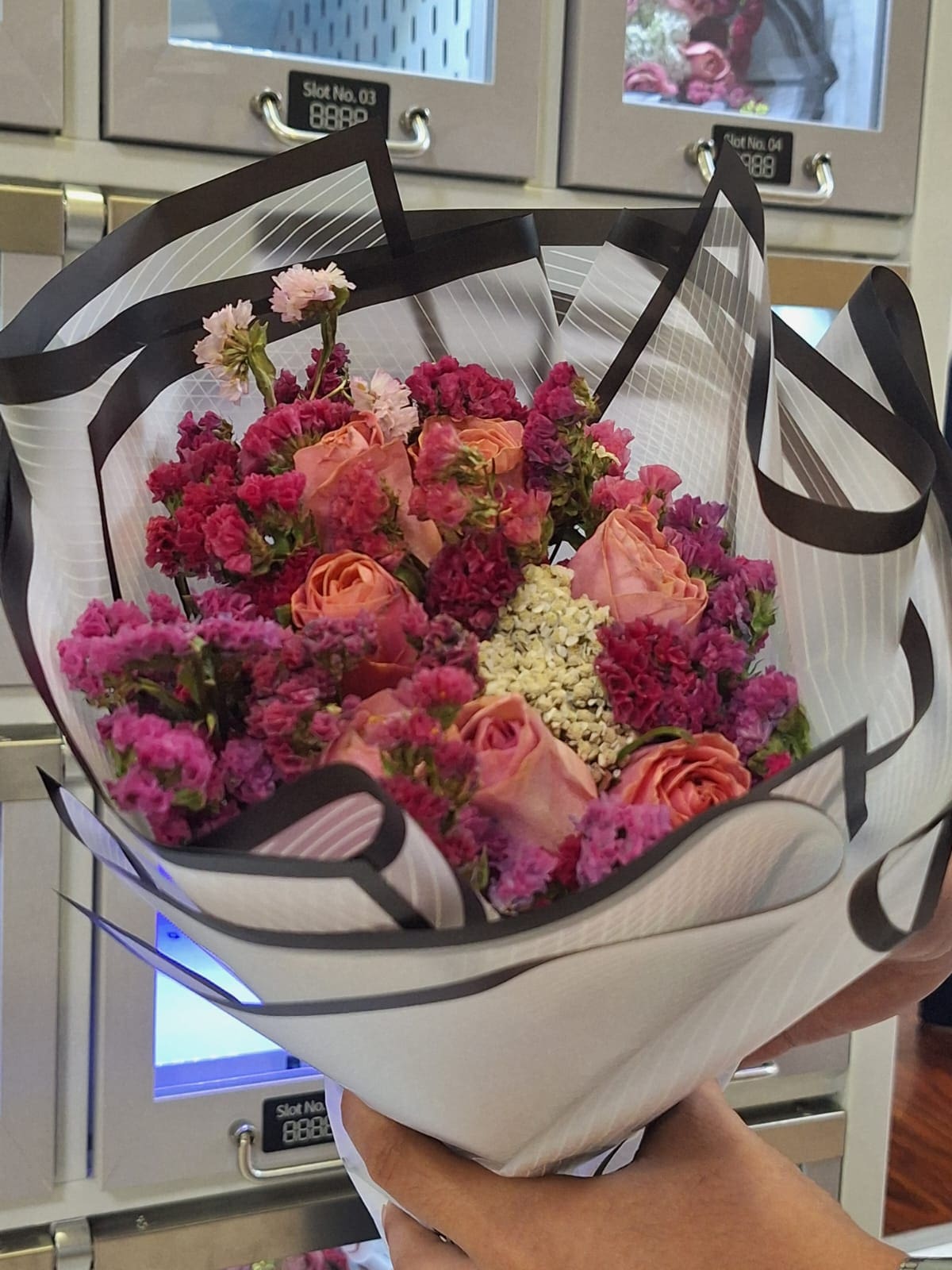 En la máquina los arreglos están
listos para obsequiarse.