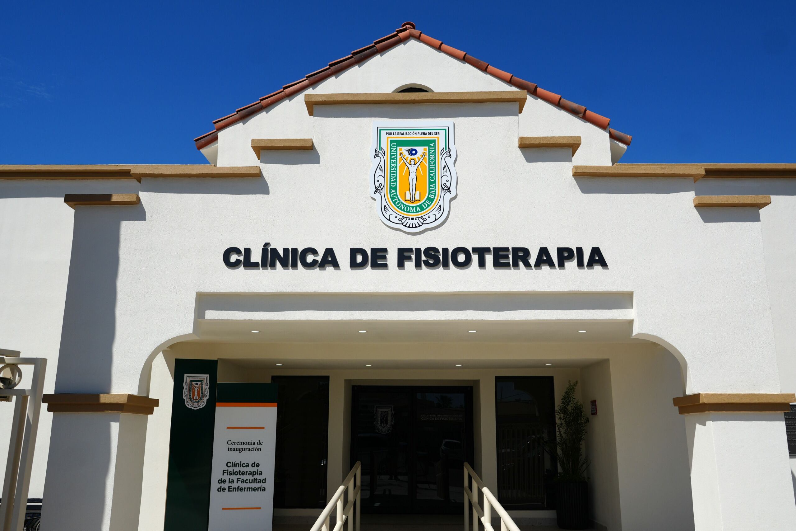 La UABC inauguró en Mexicali la primera Clínica Universitaria de Fisioterapia en Baja California, donde estudiantes realizarán prácticas con pacientes reales. Foto: Javier Gallegos