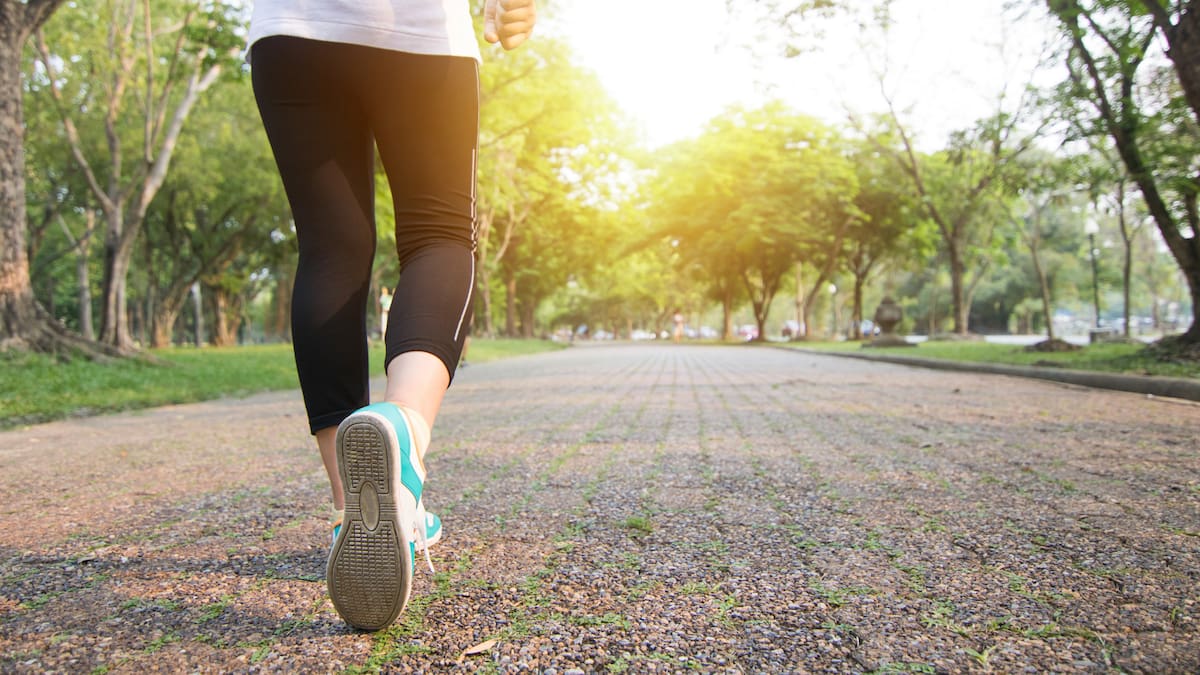 Un estudio reciente revela que caminar rápido al menos 15 minutos diarios puede ofrecer beneficios similares a los 150 minutos semanales de ejercicio recomendado/Foto: Canva