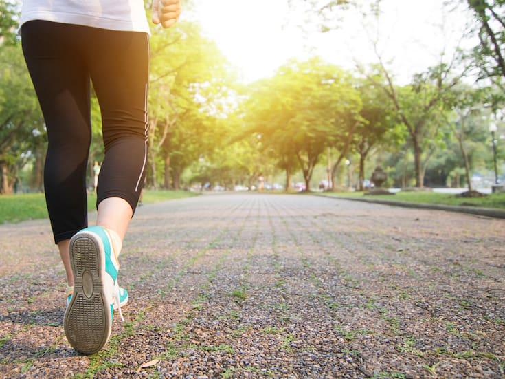 Caminar entre 5.000 y 7.500 pasos diarios protege la memoria, según Harvard