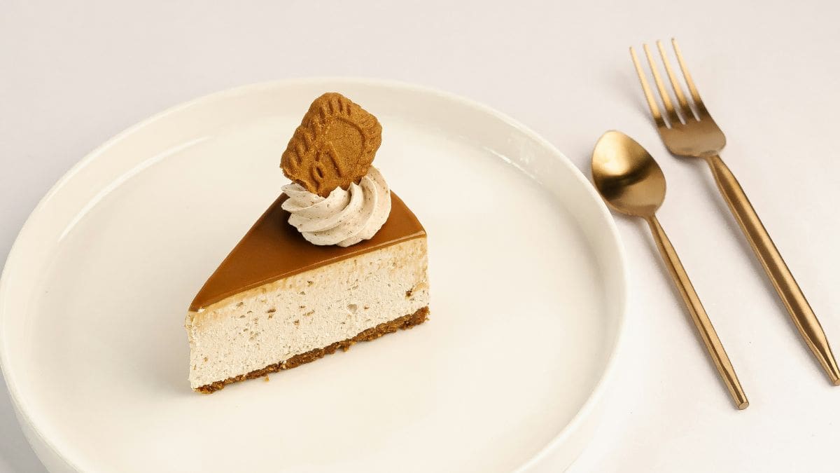 El cheesecake de Lotus Biscoff sin horno se ha vuelto viral por su textura cremosa y su intenso sabor a caramelo.