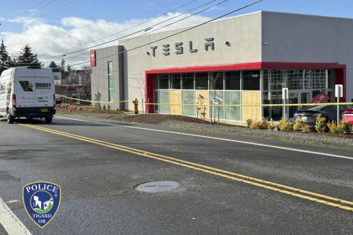 Se realizaron disparos en un concesionario de Tesla en Oregón el jueves por segunda vez en una semana, en medio de actos de vandalismo y protestas en curso contra Elon Musk el pasado 13 de marzo de 2025. | Crédito: AP/Policía de Oregon