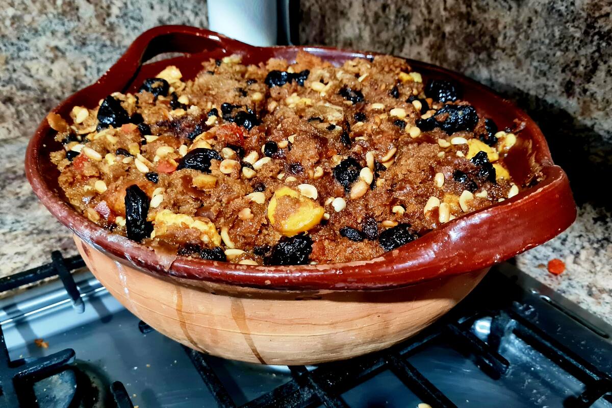CAPIROTADA. Es el postre de Semana Santa. Este platillo está hecho con rebanadas de pan fritas, cubiertas con miel de piloncillo, agregando nueces, cacahuates, almendras, pasas, plátano, entre otros ingredientes.