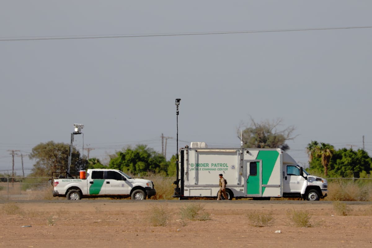 Operativo en Yuma detiene a 36 camioneros sin estatus legal al volante; la mayoría son de India y tenían licencias de California, Nueva York y Virginia