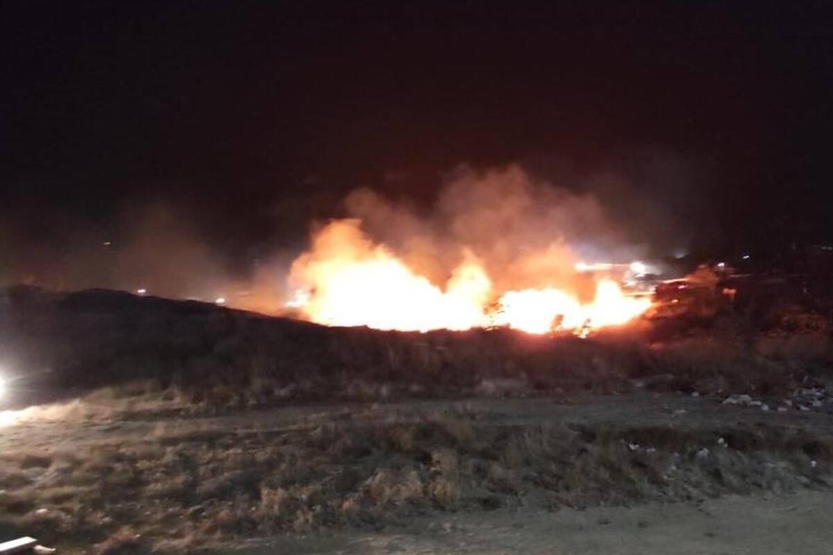 Combaten bomberos incendios de pastizales en Rosarito