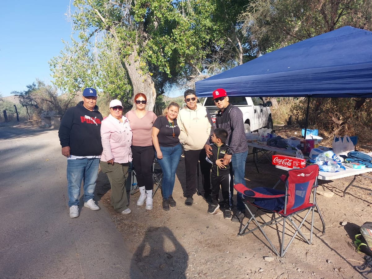 Geovany Velázquez y su familia, arribaron de Puerto Peñasco para pagar manda, atendiendo a peregrinos.