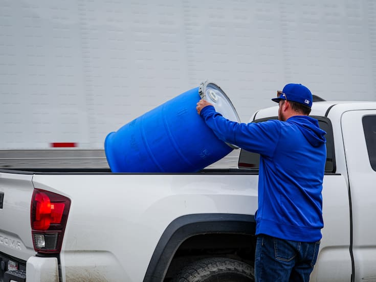 Ciudadanos se anticipan al megacorte de agua en Tijuana con almacenamiento