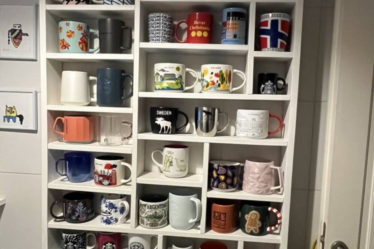 Joven presume su colección de tazas; internautas reaccionan y la vuelven viral