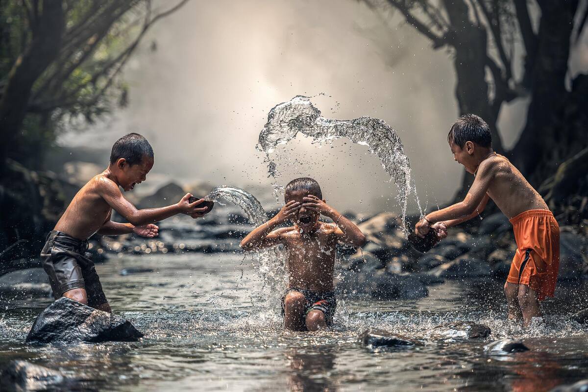 ¿Por qué moja el agua? La física de fluidos inunda nuestras vidas