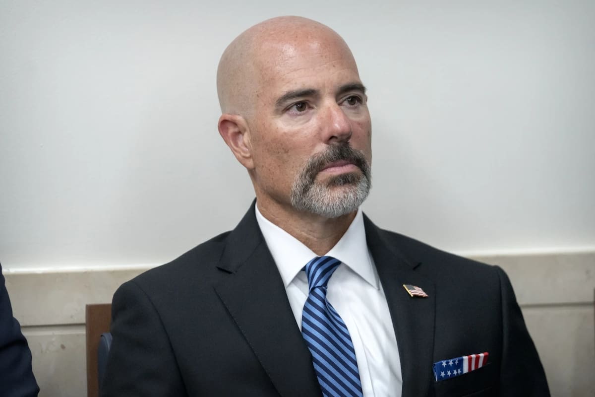 El director de la de la Agencia Antidrogas (DEA), Terrance Cole, escucha mientras el presidente Donald Trump habla con los periodistas en la sala de prensa James Brady de la Casa Blanca, el lunes 11 de agosto de 2025, en Washington. (Foto AP/Mark Schiefelbein). | Crédito: AP