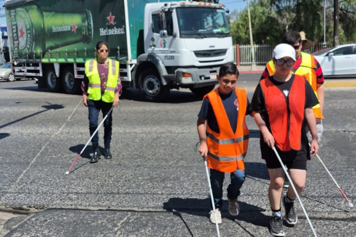 Personas con discapacidad visual retan a funcionarios del gobierno de Tijuana a caminar como ellas