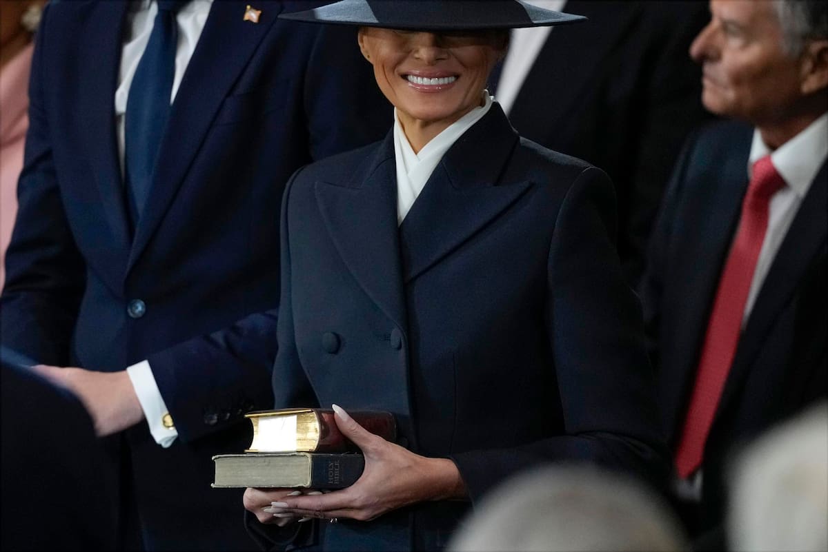 Washington (United States), 20/01/2025.- Donald Trump is sworn in as the 47th president of the United States by Chief Justice John Roberts as Melania Trump holds the Bible during the 60th Presidential Inauguration in the Rotunda of the U.S. Capitol in Washington, Monday, Jan. 20, 2025. (Estados Unidos) EFE/EPA/Morry Gash / POOL