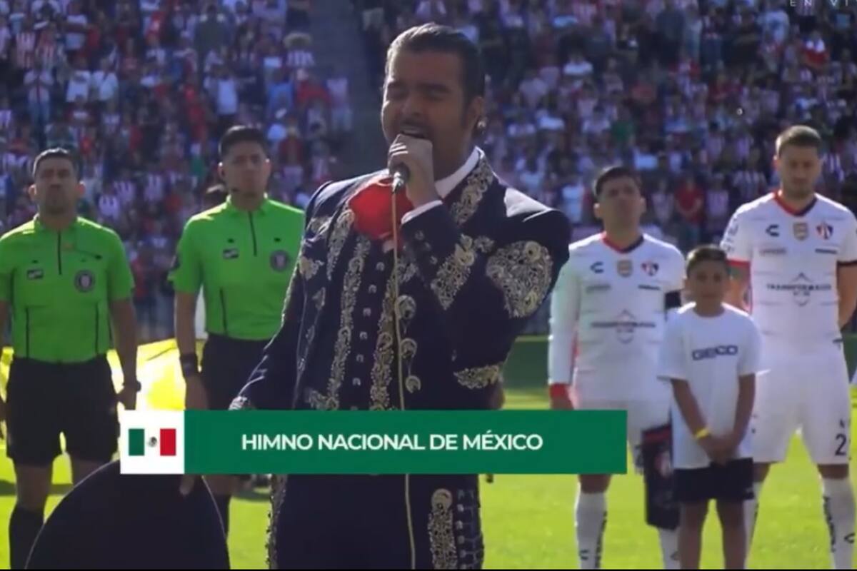 Pablo Montero se vuelve a equivocar en Himno Nacional previo a partido de futbol