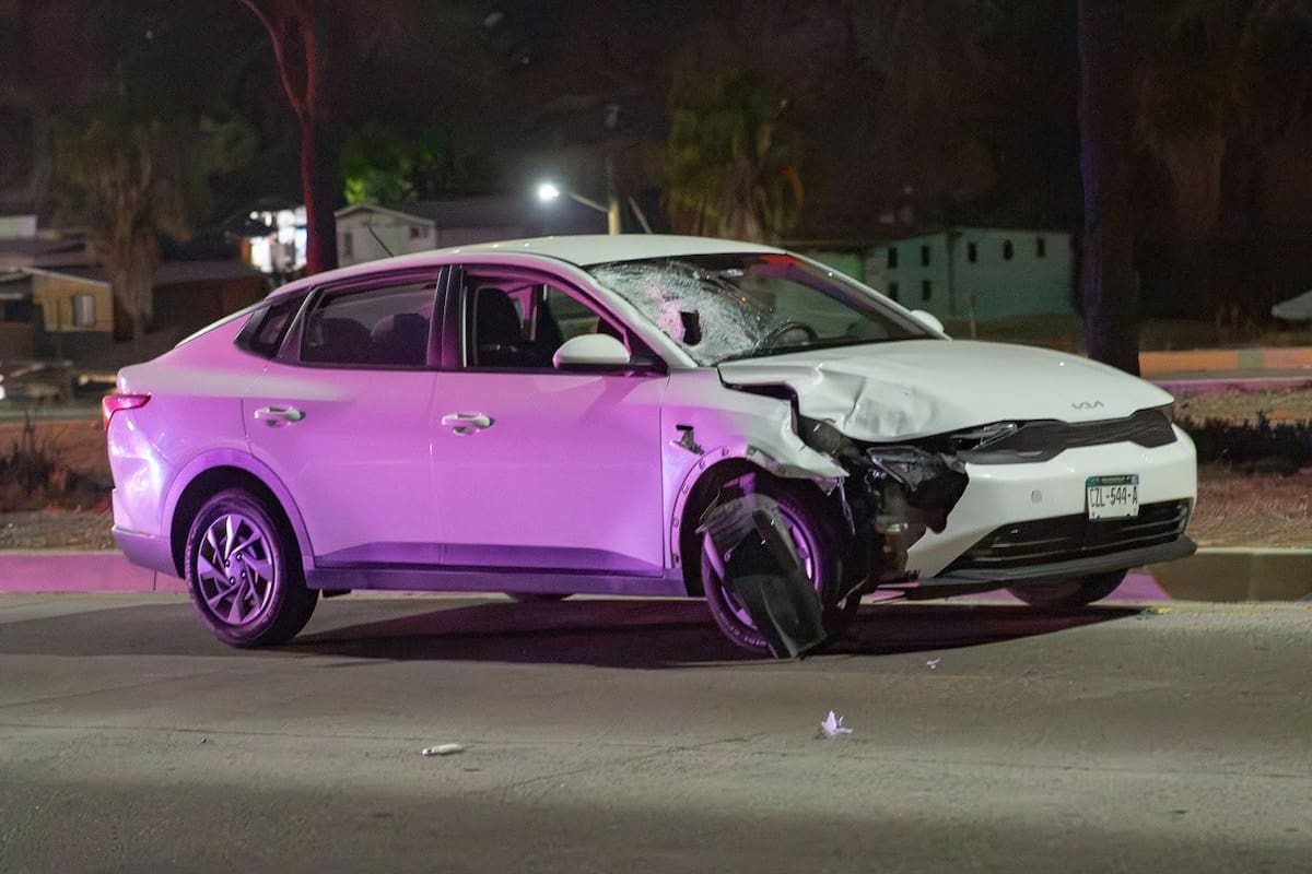 La víctima falleció en el lugar; el conductor del vehículo permaneció en la escena y fue asegurado por la Policía Municipal. Foto. Border Zoom