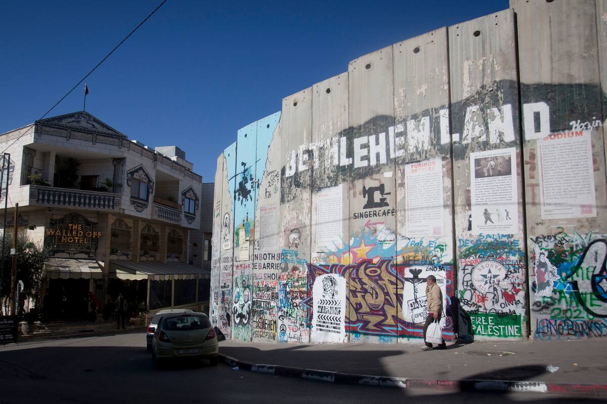 Exhibe Banksy controversial Nacimiento en Belén