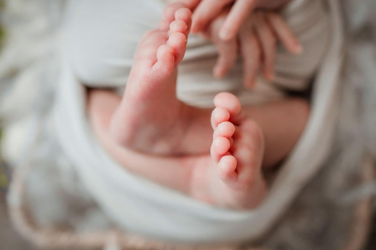 Abandonan a bebé en hospital de Hermosillo; padres son menores de edad
