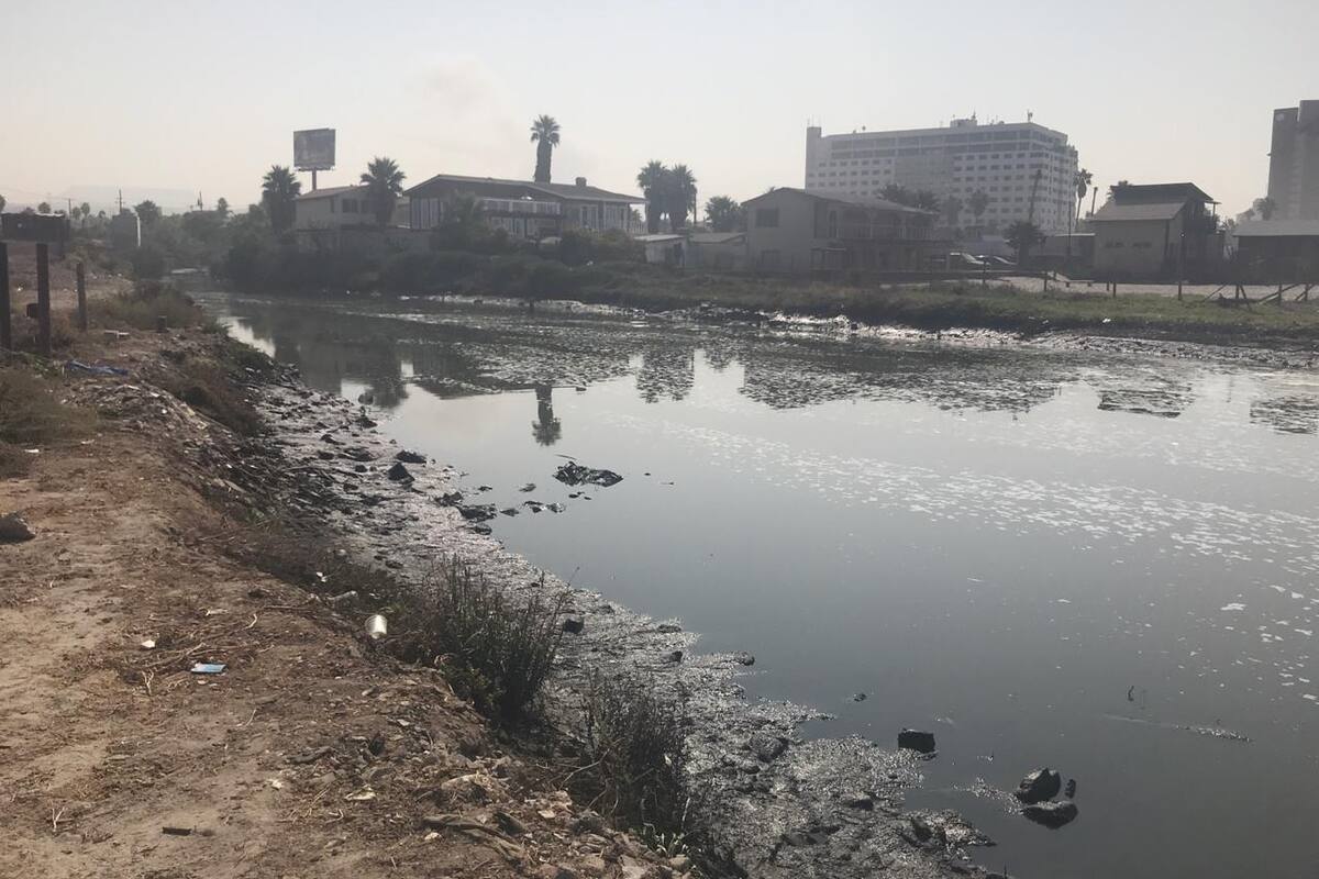 Aguas negras invaden la zona de playa en Rosarito