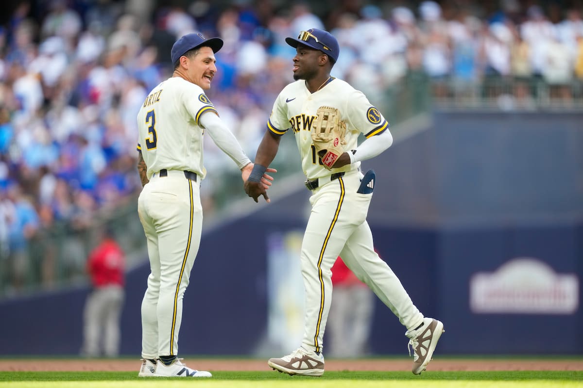 Luis Lara, derecha, jardinero de los Cerveceros de Milwaukee, festeja con Joey Ortiz (3), tercera base, después de la victoria del equipo frente a los Cachorros de Chicago, el lunes 7 de septiembre de 2026, en Milwaukee. (AP Foto/Kayla Wolf)