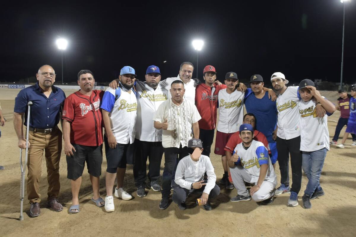 Entrega “Toño” Astiazarán iluminación de campo de beisbol en Bahía de Kino