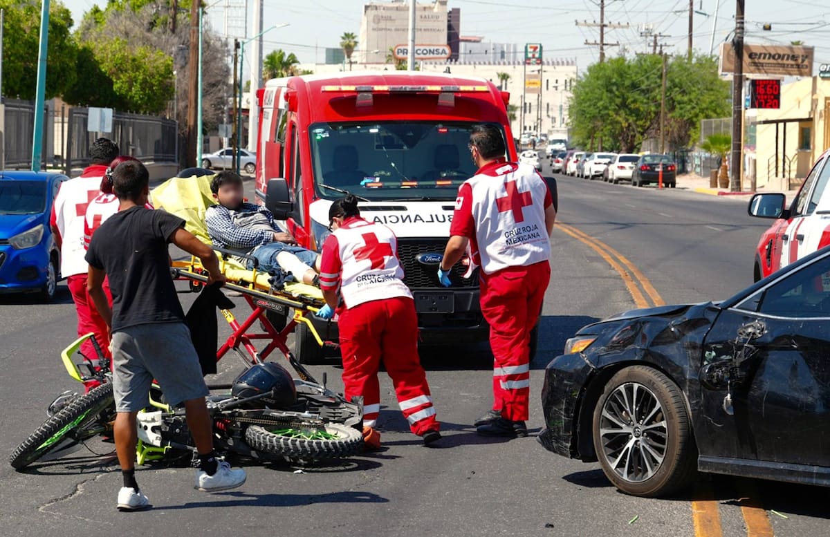 Un motociclista terminó hospitalizado tras chocar contra un vehículo deportivo que intentó dar una vuelta en U en la calle Del Hospital, cerrándole el paso a la circulación. (FOTO: ARTURO CECEÑA)