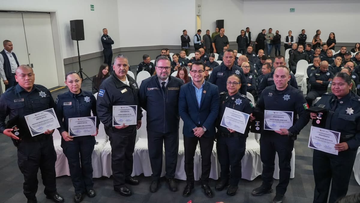 El Ayuntamiento de Tijuana entregó 239 condecoraciones a elementos de la Policía Municipal por su trayectoria, actos de valor y servicio; también se retiró al agente canino Cimba.
Fotos: Cortesía.