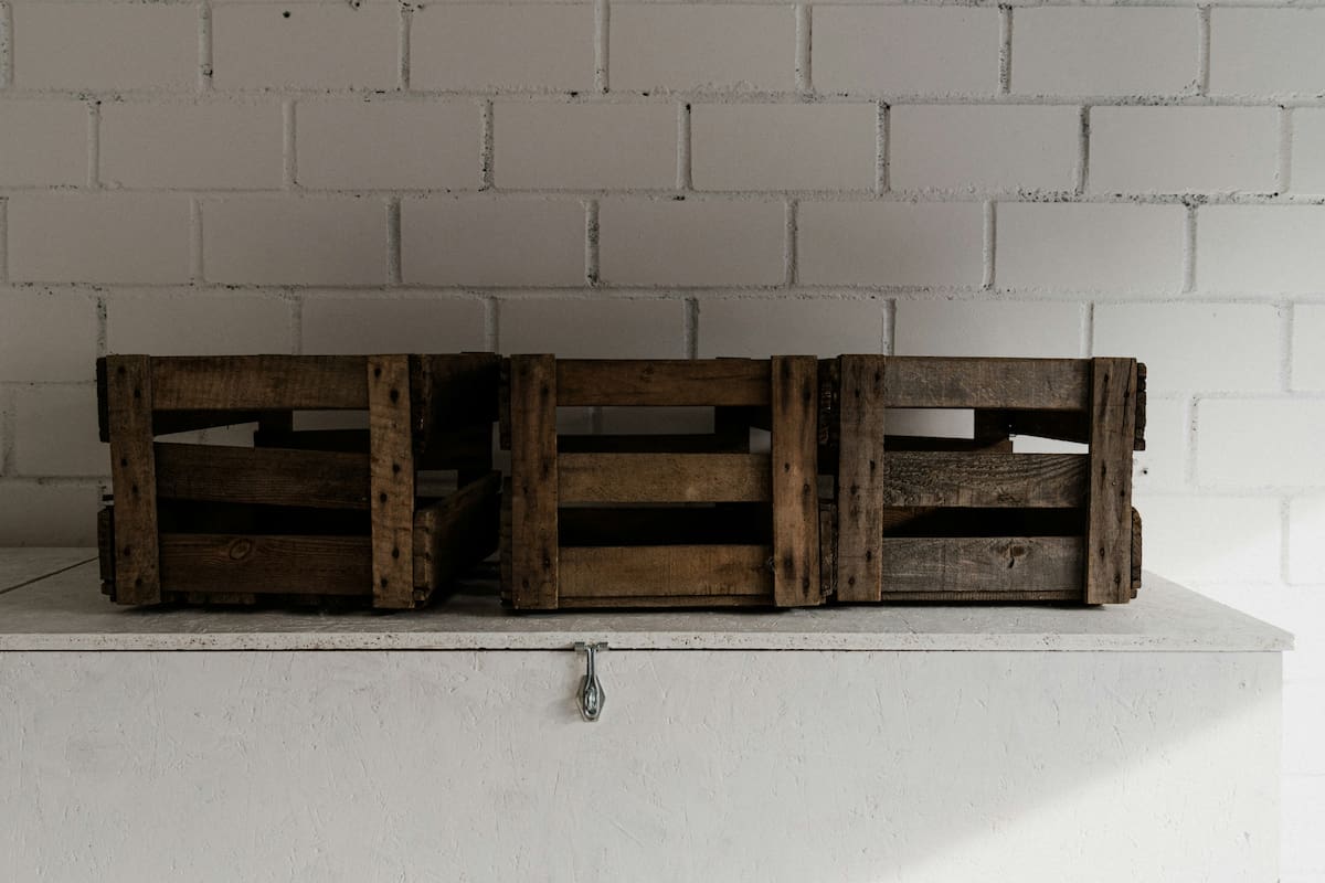 Antes de tirar un huacal de madera, descubre 2 formas de convertirlo en muebles de organización | Foto: Unsplash