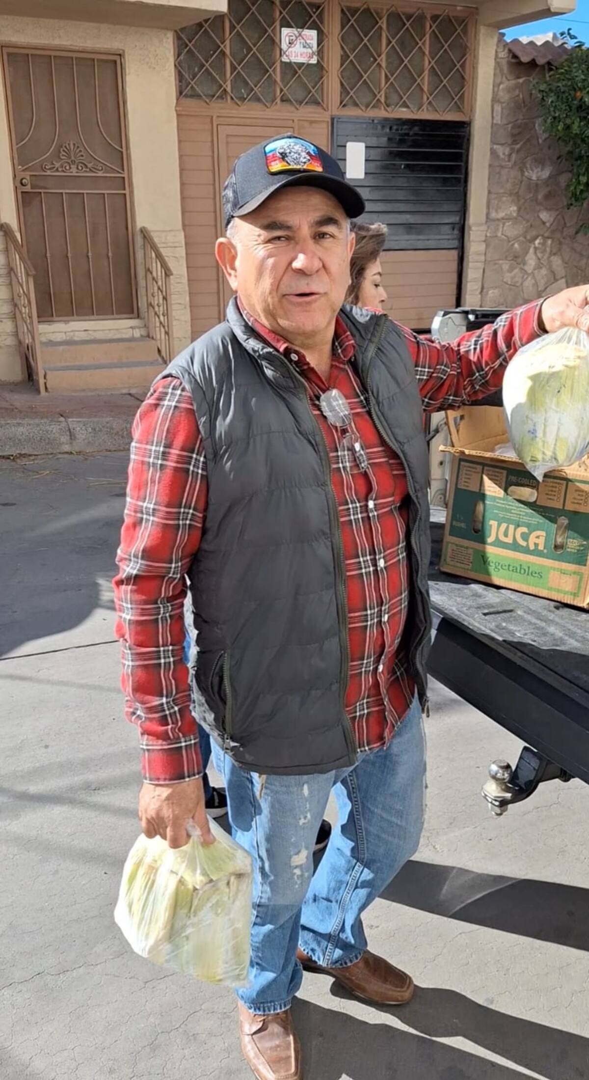 Ricardo Gurrola, yerno de Eva
Alicia, entrega los tamales que se
venderán en la kermés. FOTO: JORGE LÓPEZ