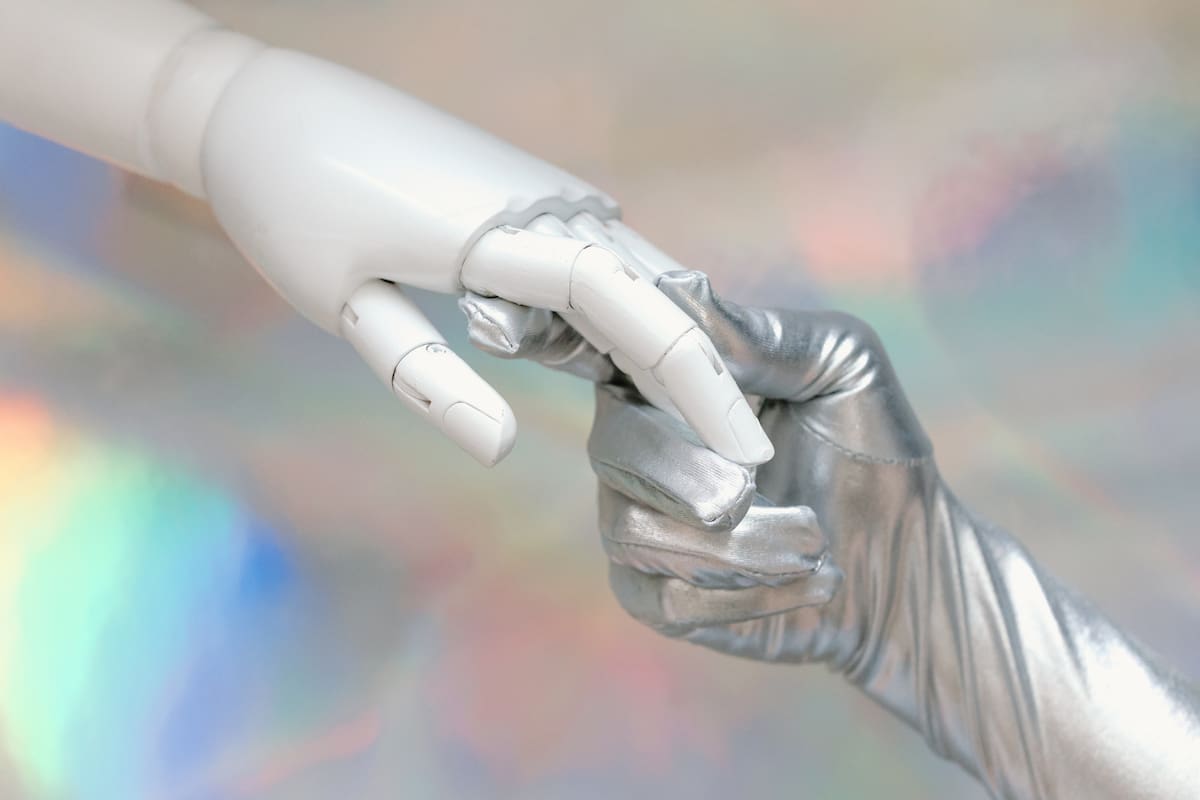¿Compañía artificial o soledad real? El dilema de formar vínculos emocionales con la inteligencia artificial