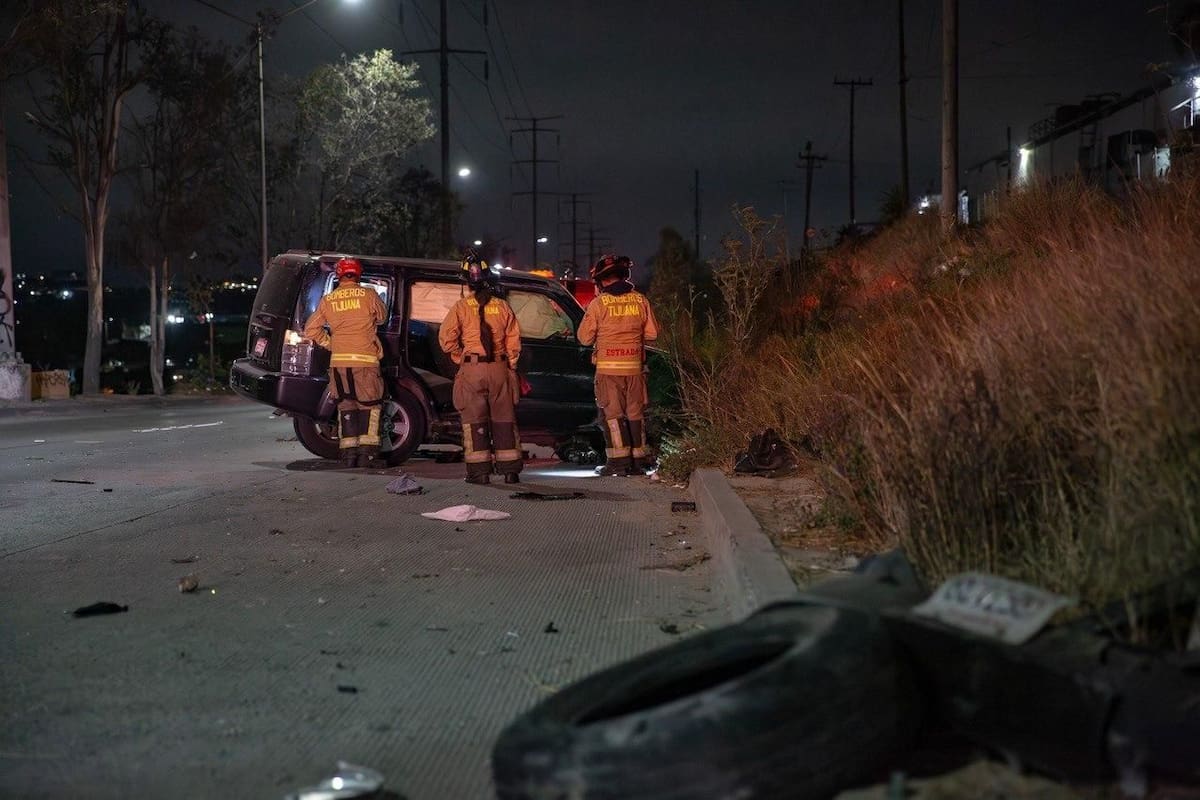 Camioneta vuelca tras chocar contra muro en Rosas Magallón; conductor abandona el vehículo