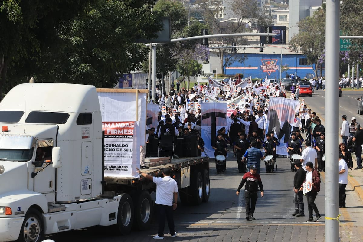 La movilización sindical avanzó de Zona Centro a Palacio Municipal, generando afectaciones al tránsito en varias vialidades. Foto: Sergio Ortiz