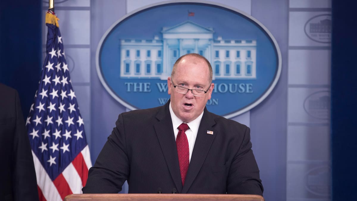 ICE revisa el reclutamiento y entrenamiento de sus agentes tras las muertes de migrantes en Texas y Maine, pero Tom Homan rechaza reconocer errores en los operativos