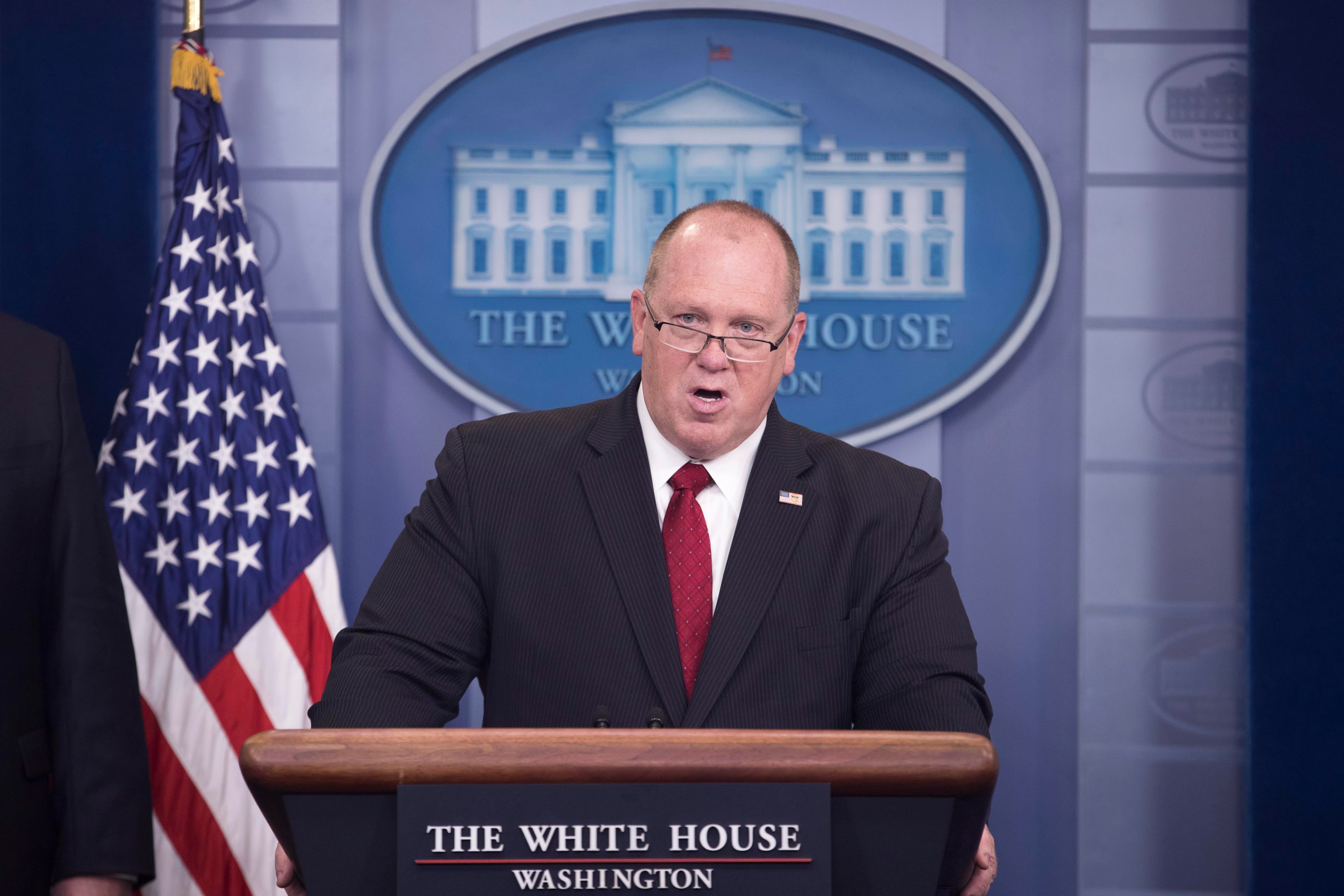 Funcionarios de la administración Trump cerraron una investigación del FBI que grabó a Tom Homan, el zar fronterizo, aceptando $50,000 en efectivo a cambio de prometer favores contractuales futuros.