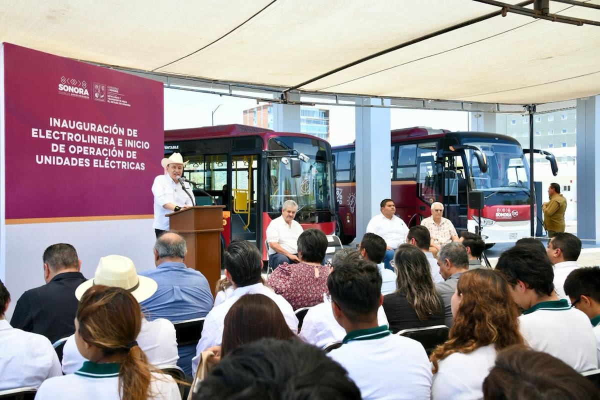 El gobernador Alfonso Durazo inauguró la primera electrolinera pública con cargadores rápidos y entregó tres unidades eléctricas. FOTO: ESPECIAL