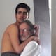 Abuelo carga en brazos a su nieto autista de 17 años y conmueve por su muestra de amor