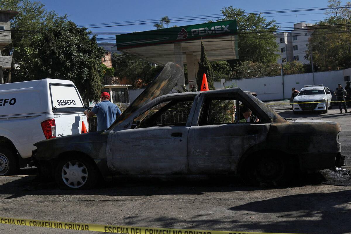 Policías de la fiscalía del estado de Guerrero resguardan la zona donde fue asesinado un taxista hoy, en el municipio de Chilpancingo en el estado de Guerrero. Foto: EFE/José Luis de la Cruz