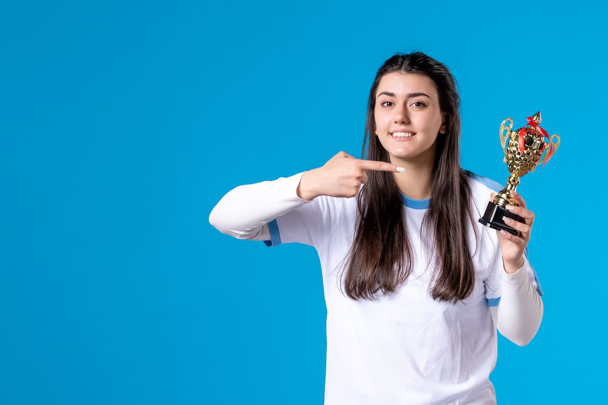 La mentalidad ganadora impulsa a percibir los problemas como oportunidades reales de desarrollo personal.| Magnific