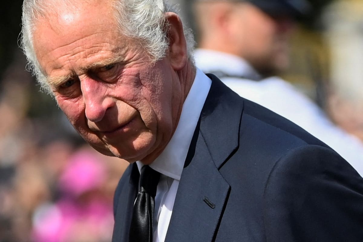 El rey Carlos de Inglaterra mira fuera del Palacio de Buckingham, tras el fallecimiento de la reina Isabel de Inglaterra, en Londres, Gran Bretaña. 9 de septiembre de 2022. REUTERS/Toby Melville