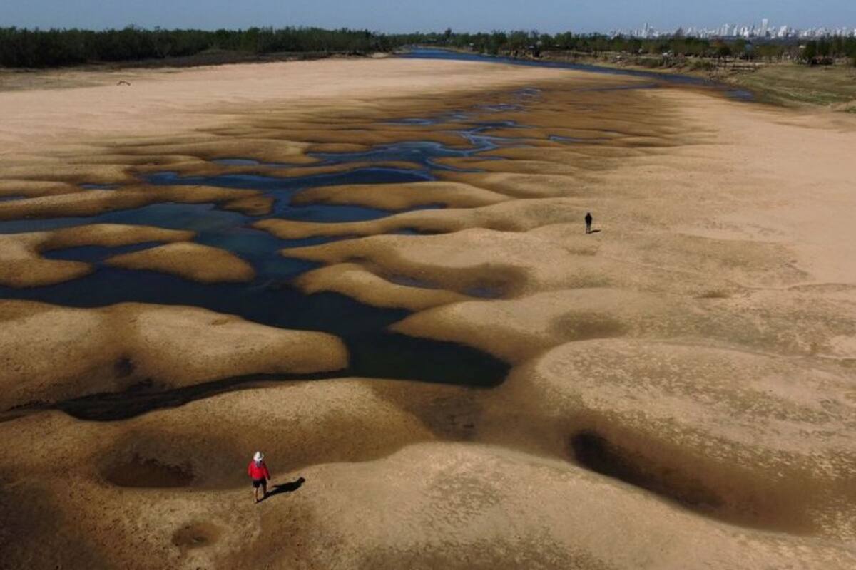 Las impactantes imágenes de la mayor sequía en 77 años del río Paraná, el segundo más largo de Sudamérica