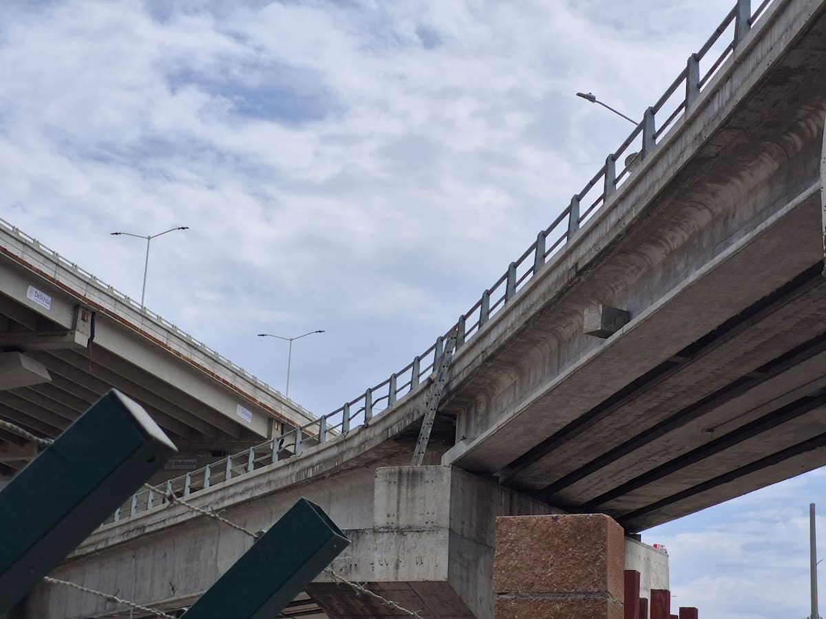 El Ayuntamiento de Tijuana mantiene cerrado el Puente Chaparral en ambos sentidos para realizar trabajos de rehabilitación en la estructura y reemplazar una junta de expansión dañada.
Fotos: Cortesía.