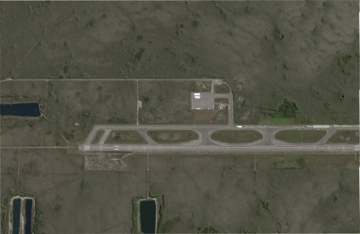 Esta foto satelital, captada por Planet Labs PBC el 25 de junio de 2025, muestra estructuras blancas que emergen en una pista de aterrizaje en Ochopee, Florida, en los Everglades, donde las autoridades estatales construyen un centro de detención de inmigrantes. | Crédito: Planet Labs PBC vía AP