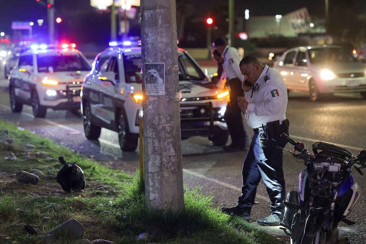 Piden ayuda para hallar auto que atropelló a motociclista en Hermosillo; conductor huyó