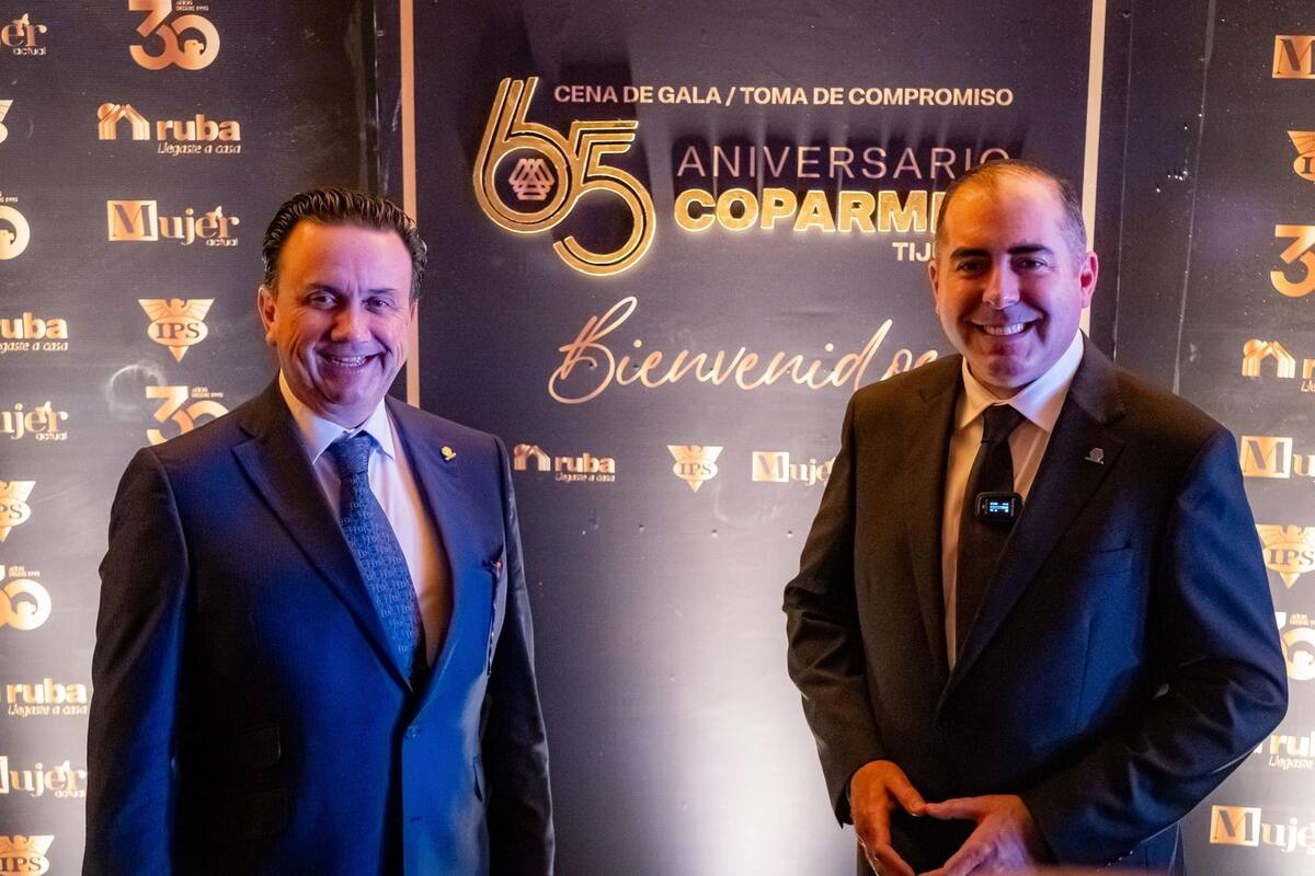 Juan José Sierra Álvarez, presidente nacional de Coparmex, fue el encargado de realizar la toma de compromiso del nuevo Consejo Directivo para el periodo 2025-2026, reconocimiento la entrega y liderazgo de Roberto Vega.
