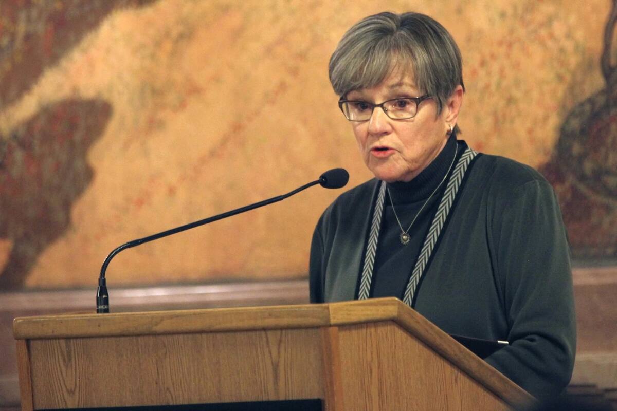 Laura Kelly, la gobernadora de Kansas, durante la ceremonia de juramento para otorgar ciudadanía estadounidense a 30 migrantes originarios de 18 países distintos. | Crédito: AP